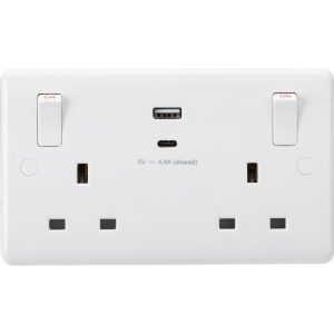 CU9002 13A 2G SP Switched Socket with Dual USB A+C (5V DC 4.8A shared) with Outboard