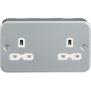 MR9000U Metal Clad 13A 2G Unswitched Socket