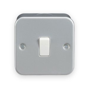 Knightsbridge Metal Clad 10AX Intermediate Switch